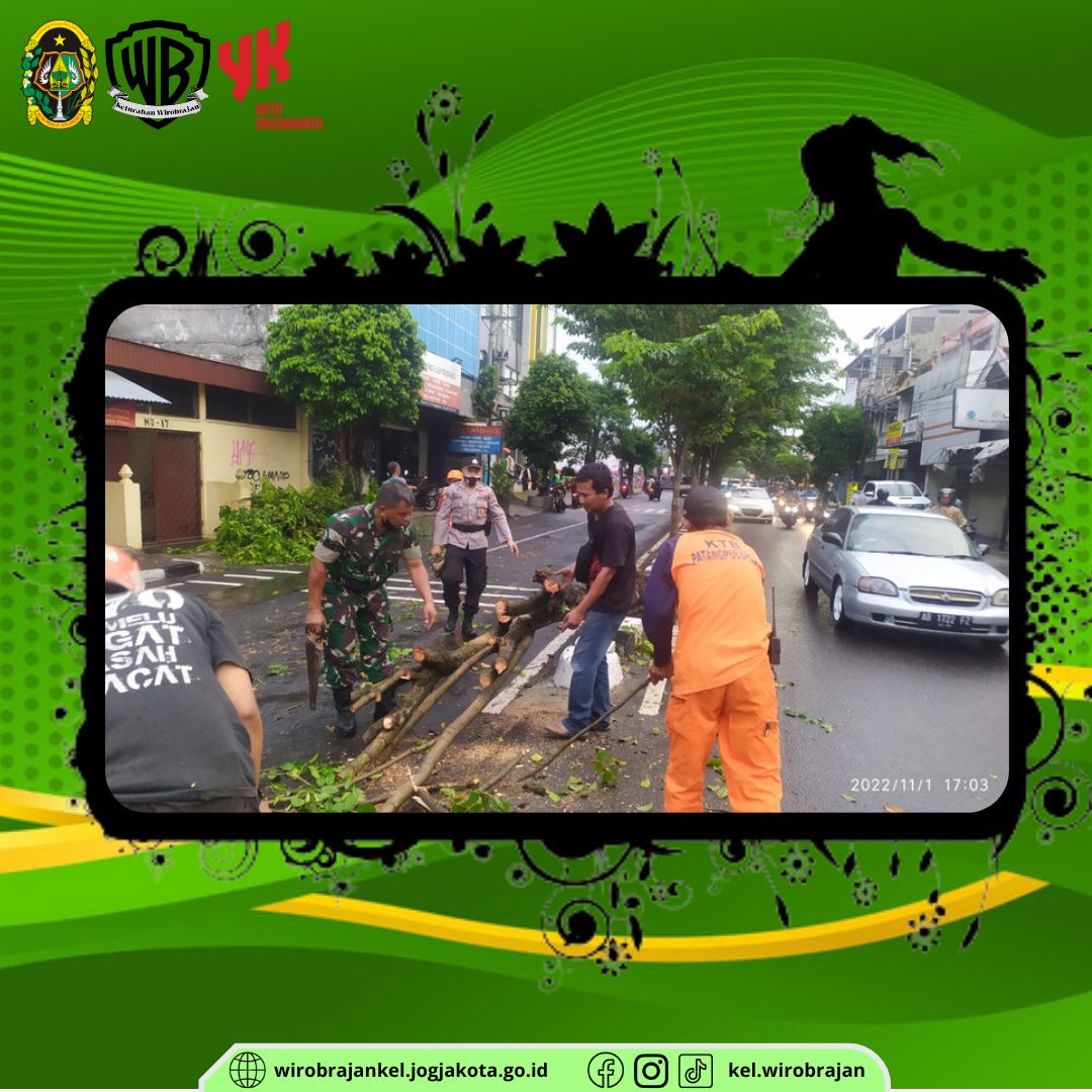 Evakuasi Pohon Tumbang di Jalan Tendean